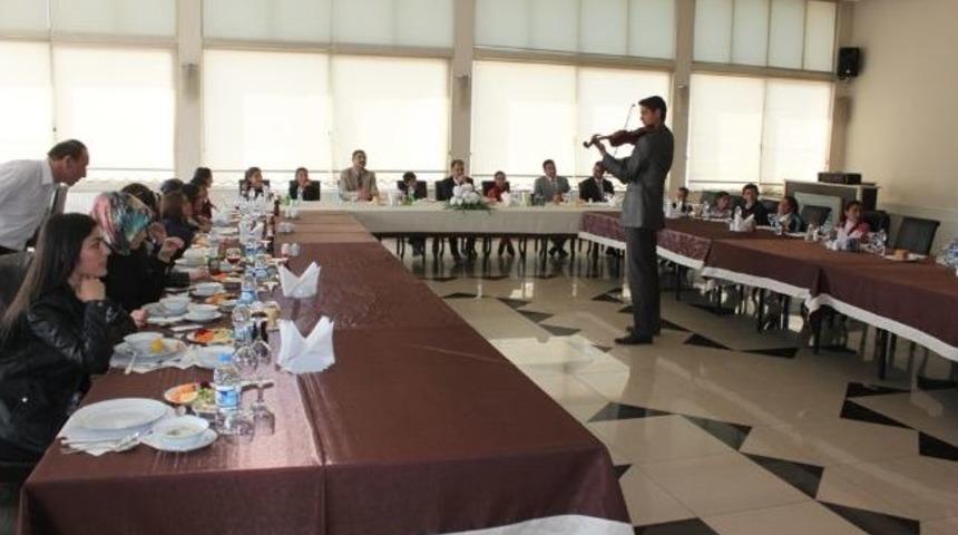 Milli Eğitim M&uuml;d&uuml;r&uuml; Kına Başkaleli &Ouml;ğrencileri Kabul Etti