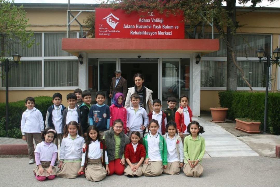 İlk&ouml;ğretim &Ouml;ğrencilerinden Huzurevine Anlamlı Ziyaret