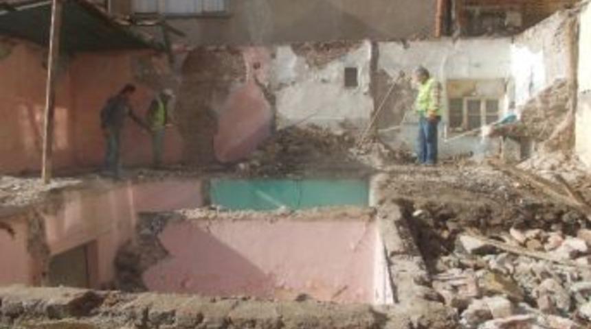 İzmit, Eski Yapılardan Kurtuluyor