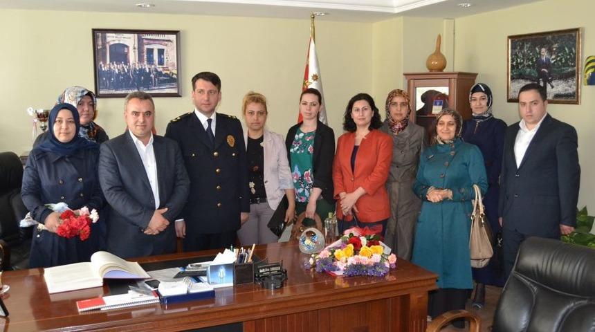 KOGİAD&rsquo;lı Kadınlardan Polislere Karanfil