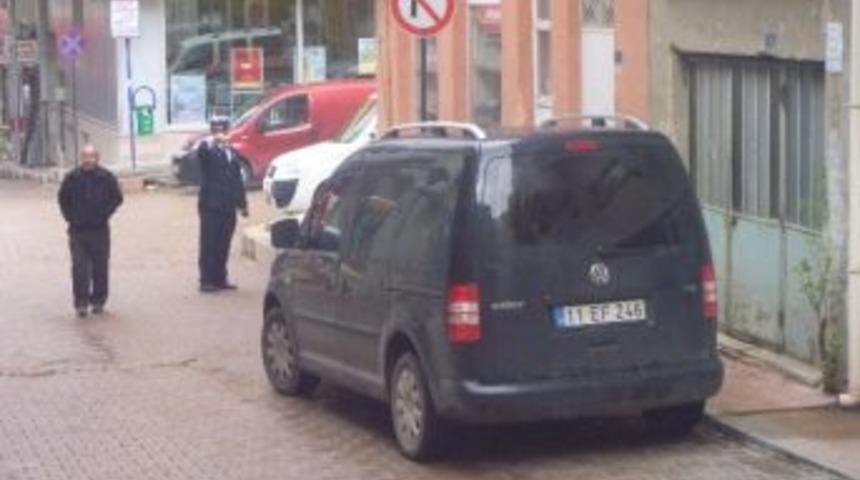 Trafik Polisleri Hatalı Park Eden Ara&ccedil;ların Fotoğrafını &Ccedil;ekip Ceza Yazıyor