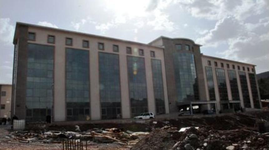 Vali G&uuml;ner, Yeni Hastane Binasında Incelemelerde Bulundu