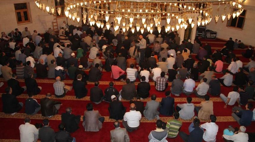 D&uuml;nyaca &Uuml;nl&uuml; Hafız Naina: T&uuml;rk Okulları Insanlığa Hizmet Ediyor