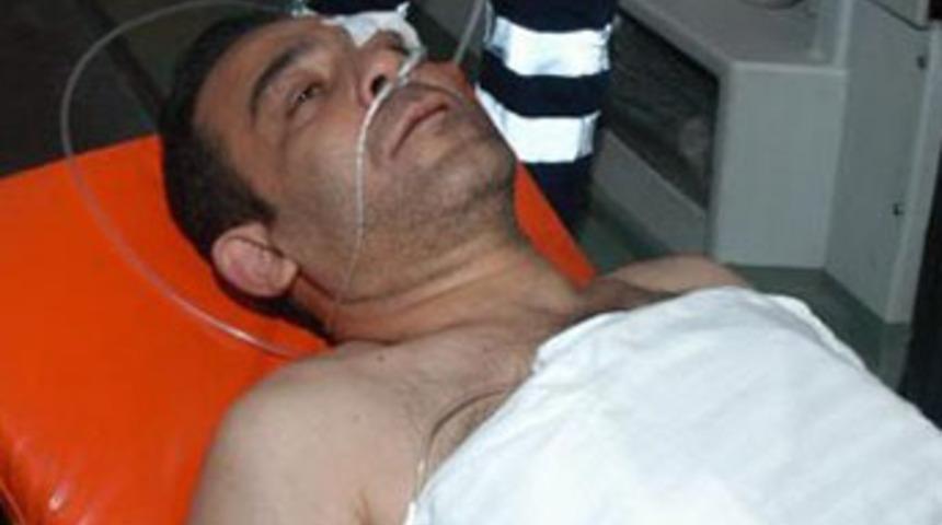 Otomobille &ouml;nlerini kesip, bı&ccedil;akla saldırdılar