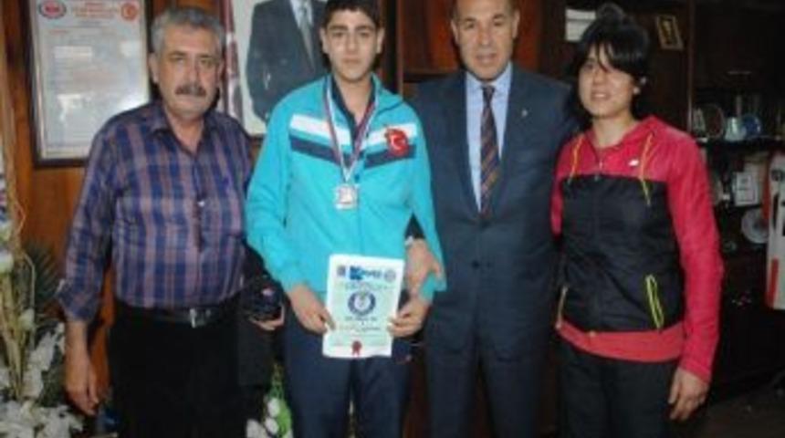 Başkan S&ouml;zl&uuml; Milli Kareteciyi &Ouml;d&uuml;llendirdi