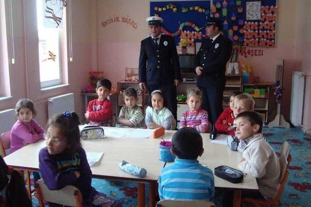 Pazarlar İl&ccedil;e Emniyet Amirliği nden Anaokulu &Ouml;ğrencilerini Ziyaret 2