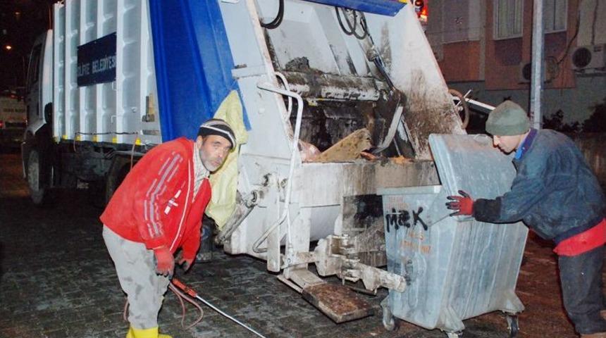 Silifke'de Konteynerler Ila&ccedil;la Temizleniyor