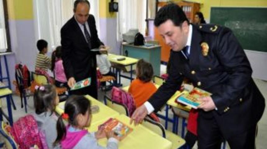 G&ouml;nen Polisi &Ouml;ğrencilere Kitap Dağıttı