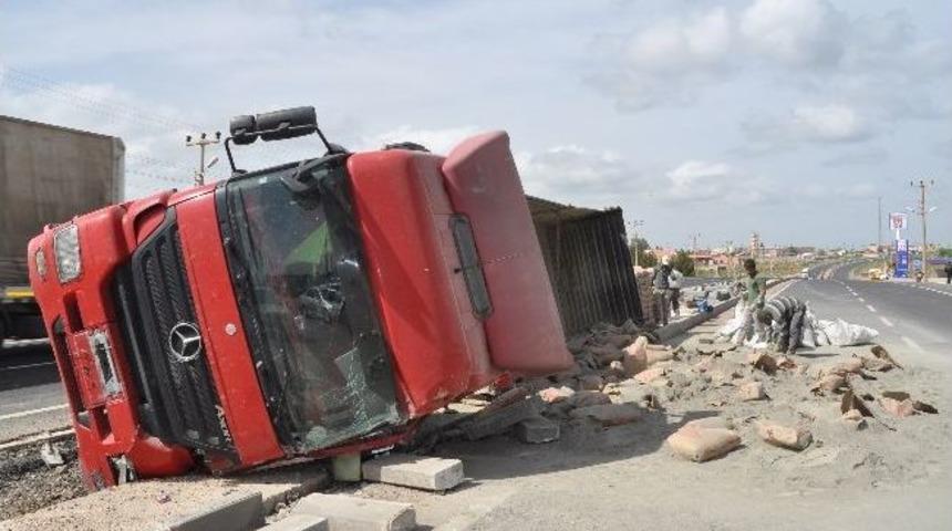 &Ccedil;imento Dolu Tır Devrildi