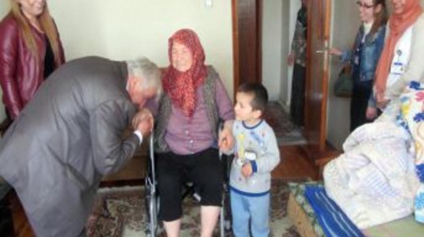 Engellilere Tekerlekli Sandalye Hediyesi