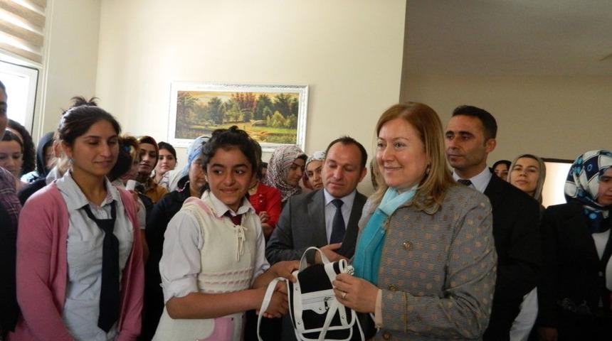 SODES'den Faydalanan &Ouml;ğrencilere &Ccedil;anta Jesti