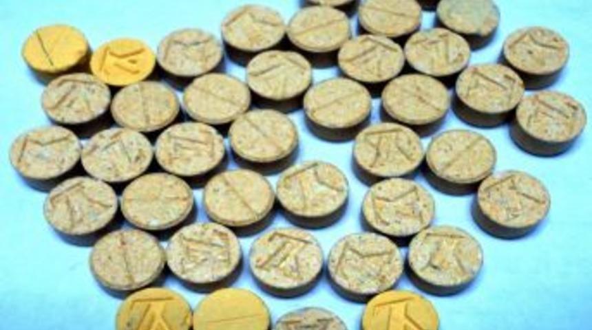 Polis Ş&uuml;phelendiği Kişinin &Uuml;zerinde 41 Adet Uyuşturucu Hap Ele Ge&ccedil;irdi