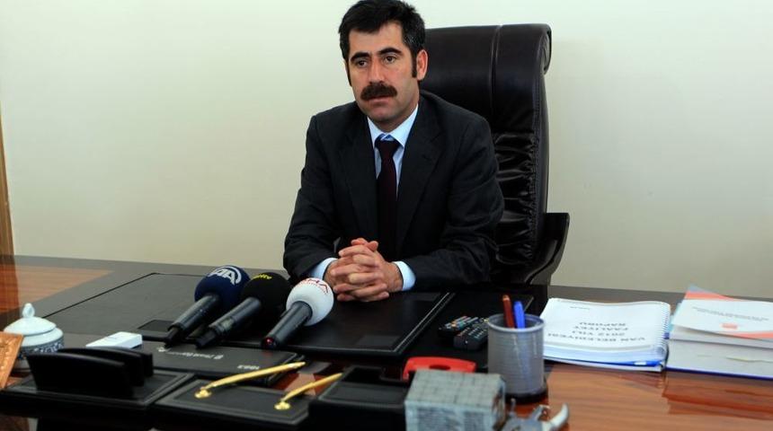 G&ouml;reve Iade Edilen Van Belediye Başkanı'ndan Başbakan'a &Ouml;vg&uuml;