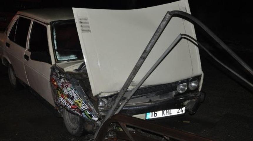 Yol Ortasındaki Direğe Çarpan Otomobil Hurdaya Döndü