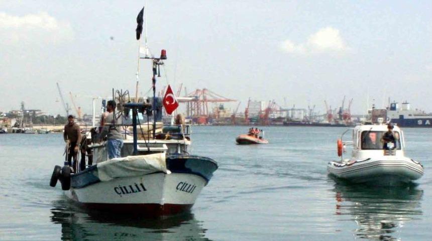 Denizde 3 G&uuml;n Mahsur Kalan Balık&ccedil;ıları Sahil G&uuml;venlik Ekipleri Kurtardı