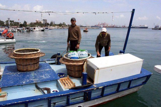 Denizde 3 Gün Mahsur Kalan Balıkçıları Sahil Güvenlik Ekipleri Kurtardı