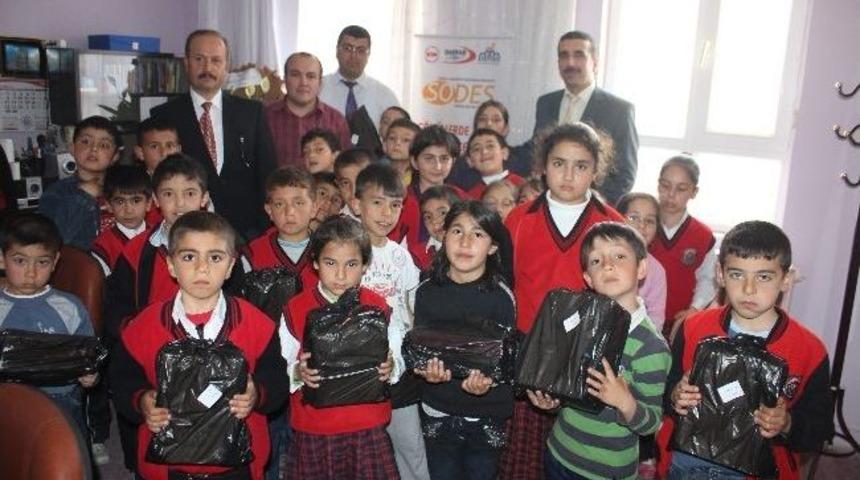 &Ouml;ğrencilere Ayakkabı Yardımı