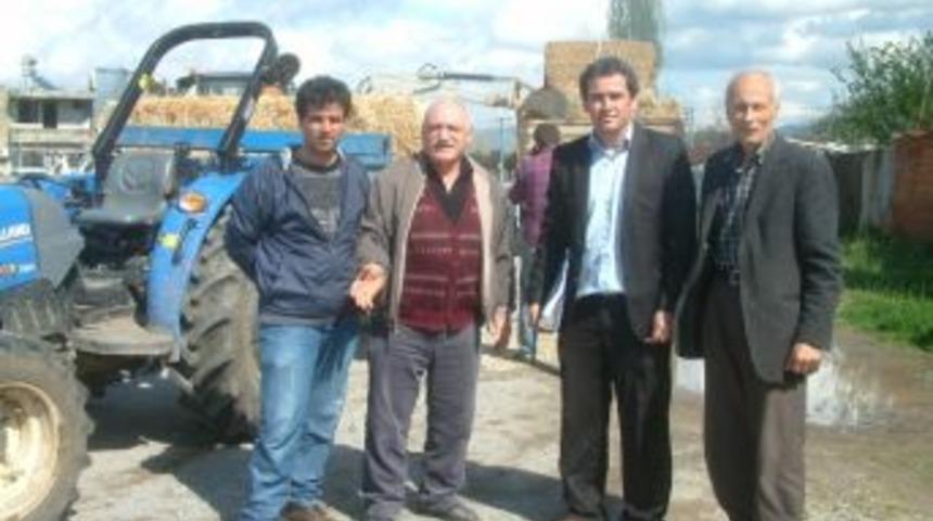 Burhaniye&rsquo;de Besicilere İthal Ucuz Saman Dağıtıldı