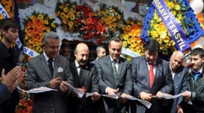 Kaymakam Turan Ve T&uuml;msiad Başkanı &Ccedil;ekici Mağaza A&ccedil;ılışını Yaptı