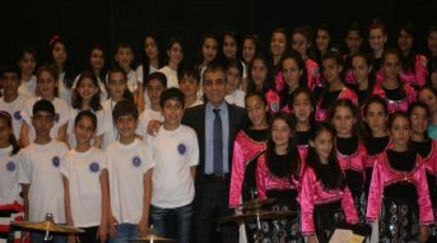 Polisin 'taş Atan' &Ccedil;ocuklardan Kurduğu Koro, 4 Dilde Barışı Seslendiriyor