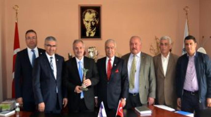 Başbakan'dan &Ouml;d&uuml;l Alan Başkan &Ouml;zgan'a Tebrik Ziyareti