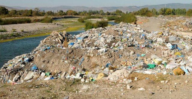 Balıkesir'de Tarıma Elverişli Alanlar Çöpten Arındırılıyor