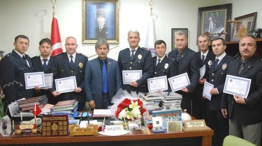 Polislere Başarı Belgesi