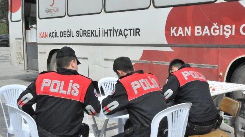 D&uuml;zce Polisi&rsquo;nden Kan Bağışı