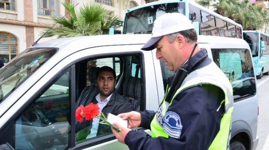 Manisa Emniyeti'nden S&uuml;r&uuml;c&uuml;lere Karanfilli Uygulama