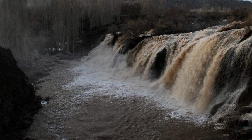 Kar Suları Muradiye Şelalesinin Rengini Değiştirdi