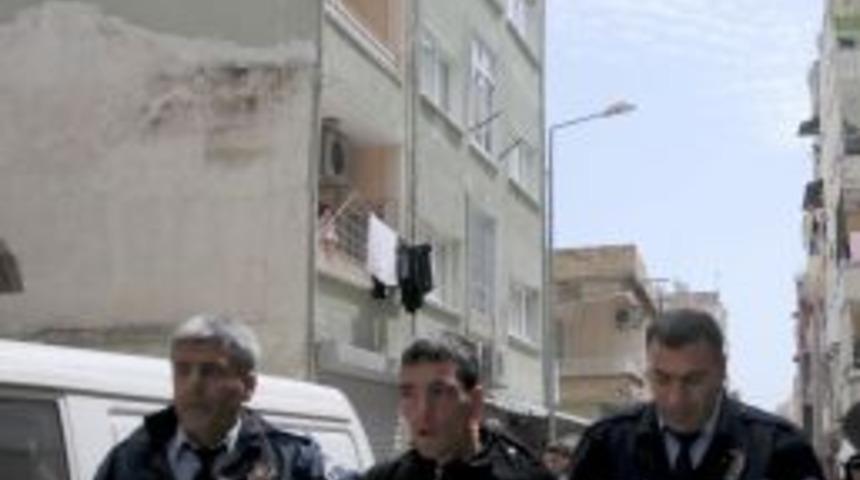 Adliyede Polisin Elinden Ka&ccedil;an Zanlı, Kıskıvrak Yakalandı