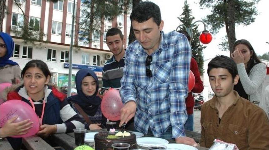 &Ouml;retim G&ouml;revlisine Parkta Doğum G&uuml;n&uuml; S&uuml;rprizi