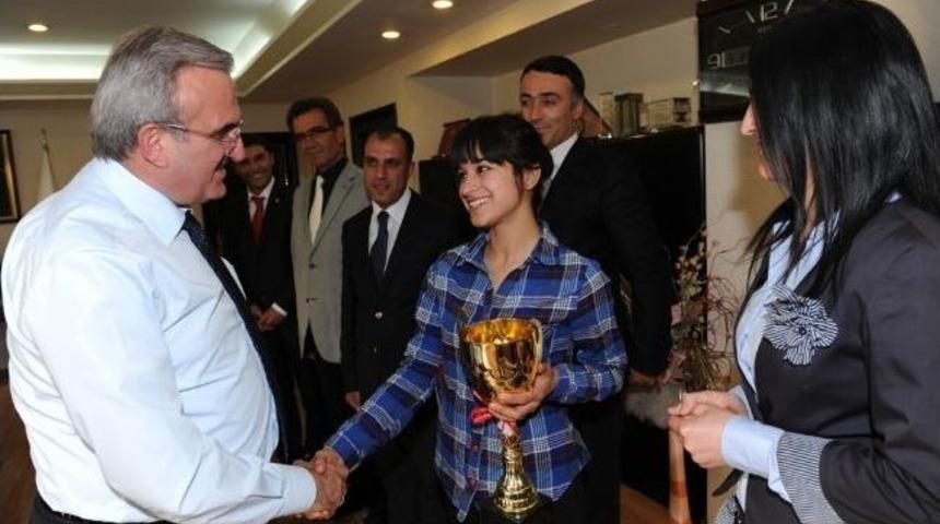 Folklorculardan Vali Karaloğlu&rsquo;na &lsquo;teşekk&uuml;r&rsquo; Plaketi