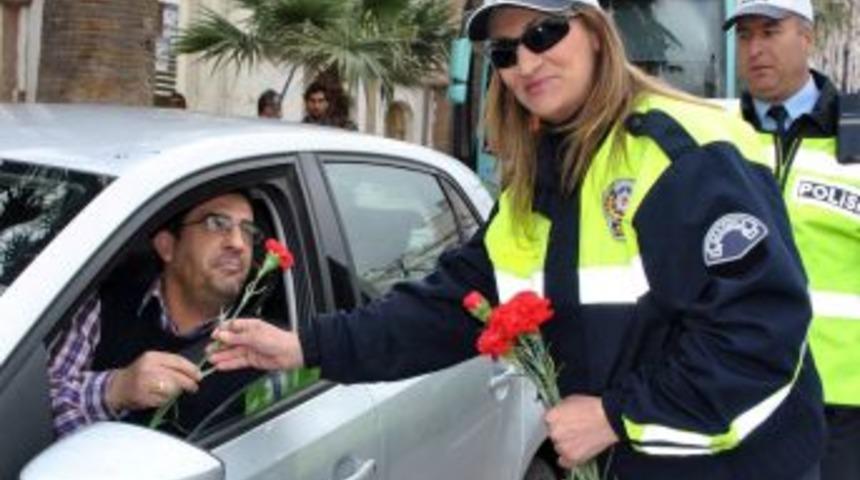Trafik Polisleri Sürücülere Bu Defa Karanfil Verdi