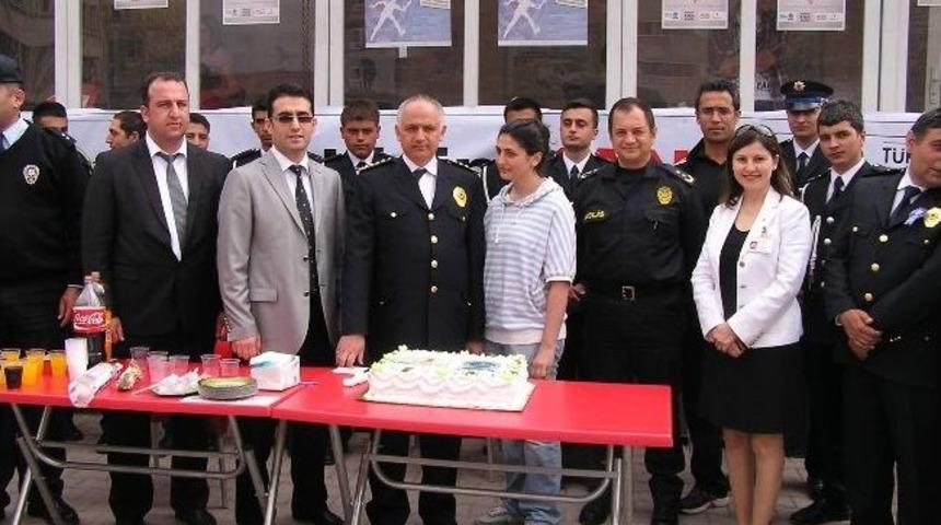 Kan Verip Yaş Pasta Keserek Polis Haftası Kutlandı