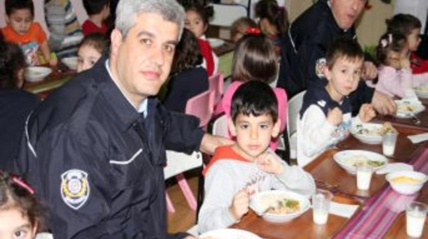 Goncalı &Ouml;ğrenciler, Yemeklerini Polis Abla Ve Ağabeyleri Ile Paylaştı