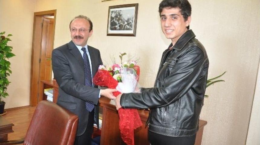 Ygs Hatay Birincisine Kaymakamdan Plaket