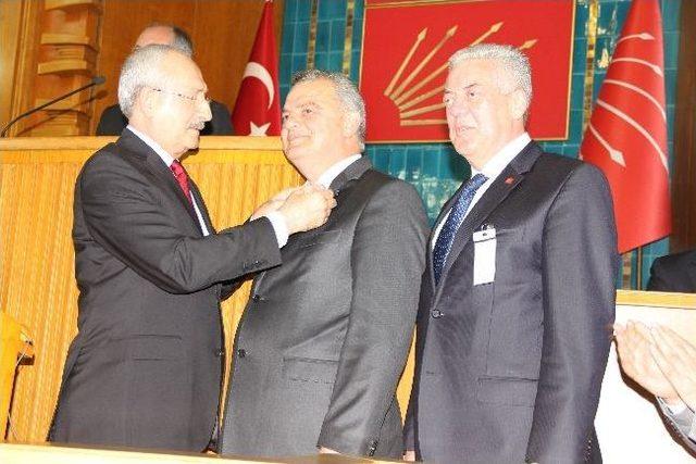 Dağ'ın Rozetini Kılıçdaroğlu Taktı