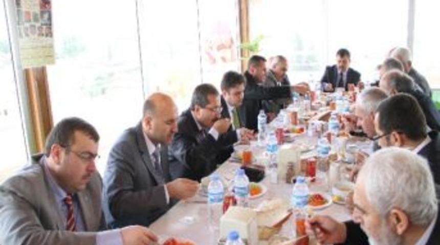 Manisa'daki M&uuml;ft&uuml;ler K&ouml;pr&uuml;başı&rsquo;nda Toplandı