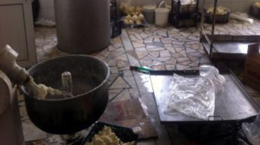 Afyon'da Sahte Tereyağı Yapımında Kullanılan 8,5 Ton Malzemeye El Konuldu
