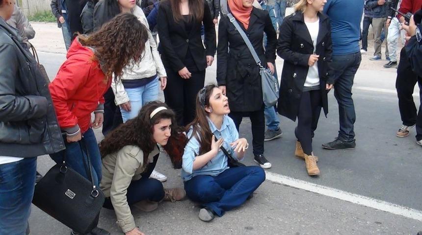 Okul &Ouml;n&uuml;nde &Uuml;niversite &Ouml;ğrencisine Otob&uuml;s &Ccedil;arptı, Arkadaşları Yolu Kapattı