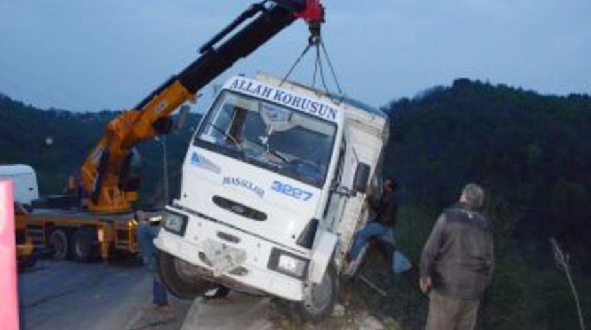 Hammadde Y&uuml;kl&uuml; Kamyon U&ccedil;uruma Yuvarlanmaktan Son Anda Kurtuldu