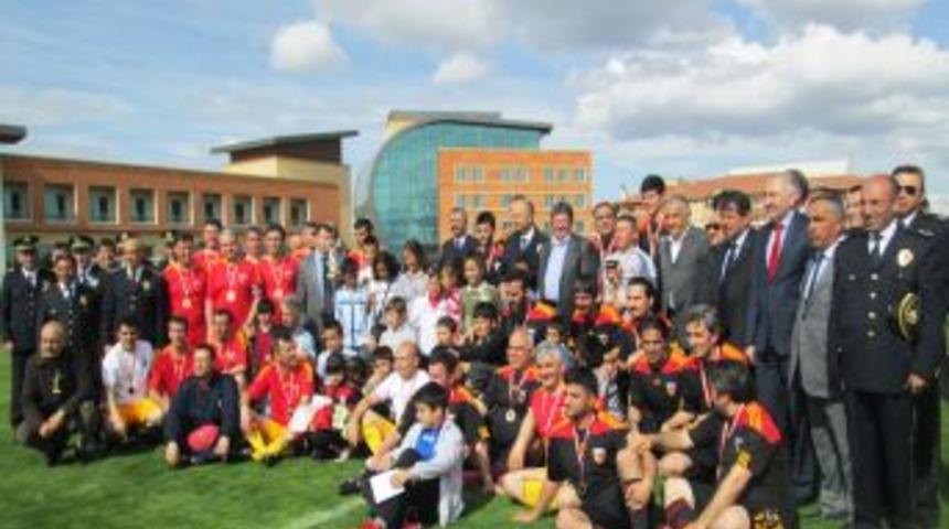 Polisle Basın Arasındaki Dostluk Ma&ccedil;ında B&uuml;nyamin Gezer D&uuml;d&uuml;k &Ccedil;aldı