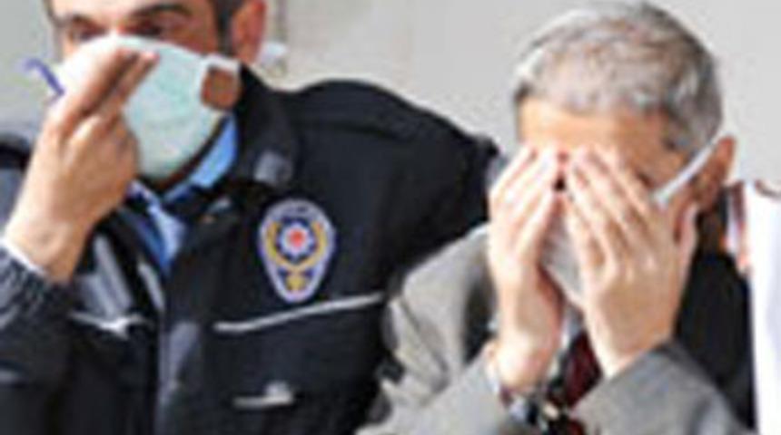 Adliye koridorunda eşini bı&ccedil;akladı