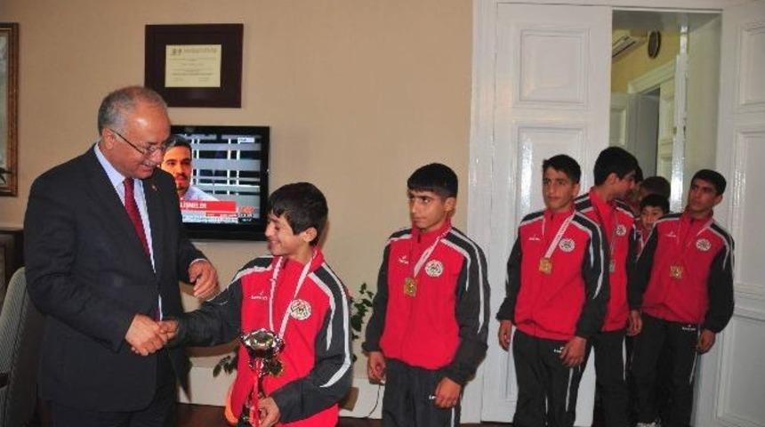 Vali Daş&ouml;z, Dereceye Giren G&uuml;reş&ccedil;ileri &Ouml;d&uuml;llendirdi