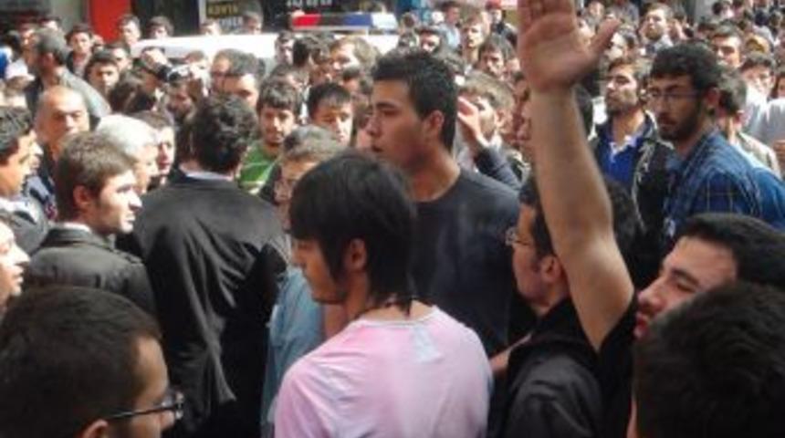 Aksaray'da &Uuml;st Ge&ccedil;it Isteyen &Ouml;ğrenciler Belediyeye Y&uuml;r&uuml;d&uuml; Polis M&uuml;dahale Etti