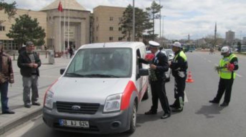 Polisden S&uuml;r&uuml;c&uuml;lere Karanfilli Emniyet Kemeri Uyarısı