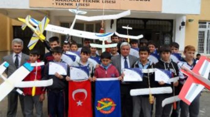 Model U&ccedil;aklarını Tamamlayıp Sertifikalarını Aldılar