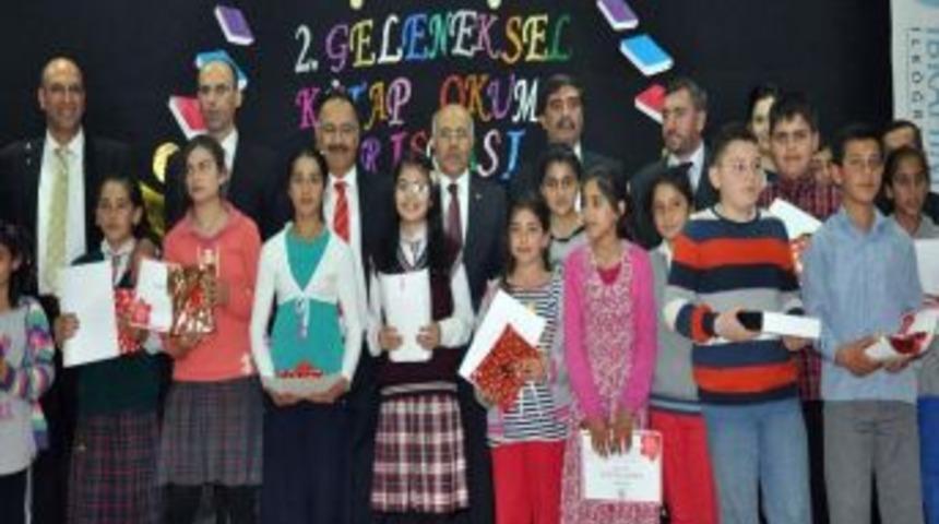Kitap Okumada Başarılı &Ouml;ğrenciler &Ouml;d&uuml;llendirildi