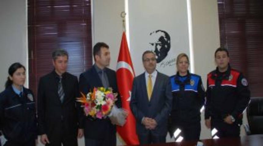 İskenderun Polisi Yıld&ouml;n&uuml;m&uuml;n&uuml; Pasta Keserek Kutladı